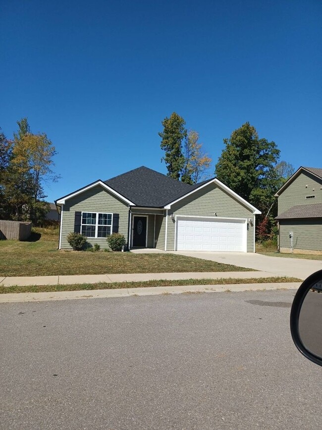 Building Photo - 3 Bedroom 2 Bathroom Home!