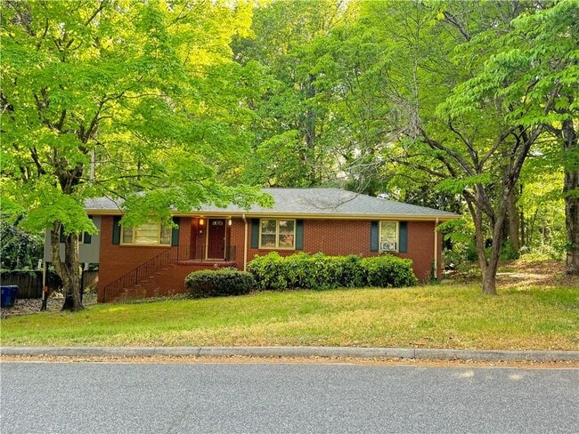 Building Photo - 222 Pineview Dr