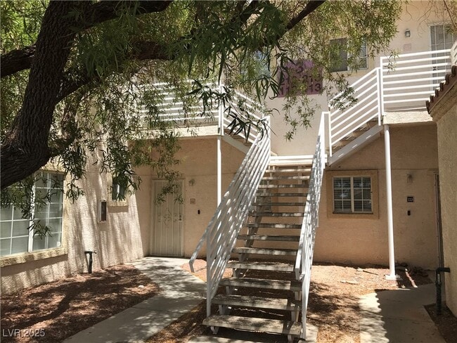 Building Photo - 1900 N Torrey Pines Dr Unit 212 Rental