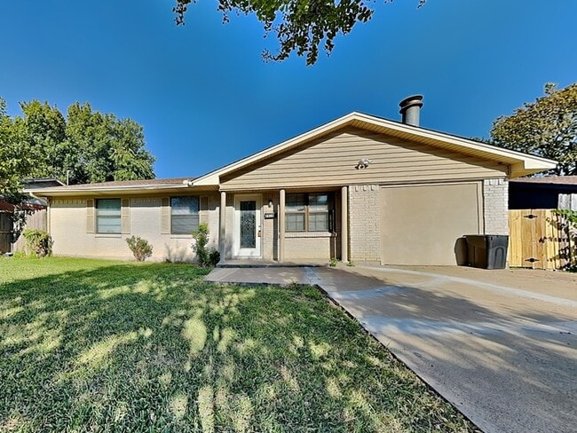 Building Photo - 2515 Wanda Dr