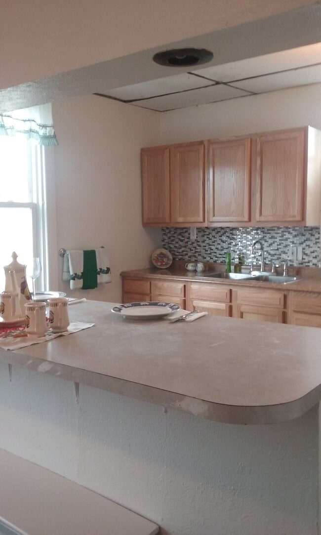 Comedor con vista a la cocina. Área para comer. Empotrado - 70 Glenbury St