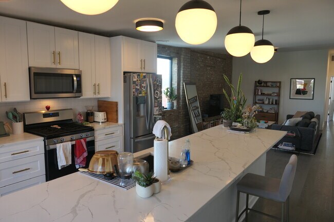 Photo - 1371 N Milwaukee Ave