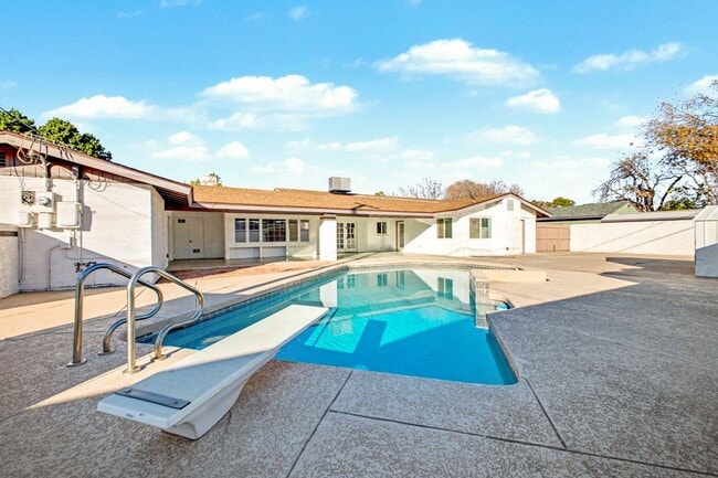 217 N Fraser Dr