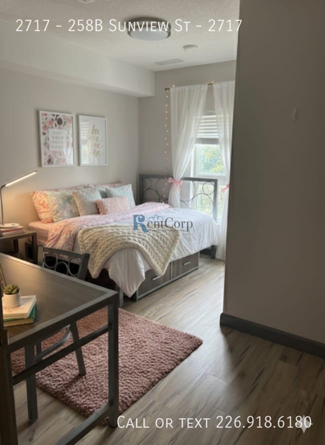 Photo - 258B-258B Sunview St