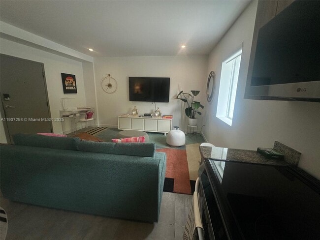 Photo - 165 NW 39th St Unit 4