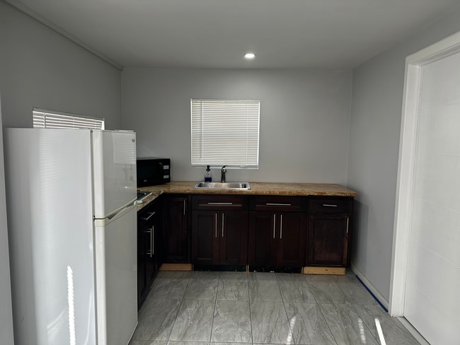 Building Photo - 4320 SW 5th St Rental