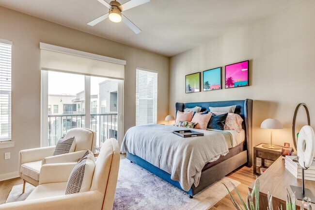 Studio, 1 Bath - 561 SF - 1701 Central Apartments