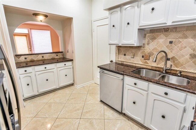 8615 La Fonte St