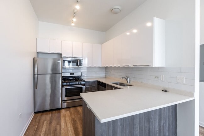 Photo - Spacious 3 Bed 2 Bath Duplex Up, In unit W/D in Humboldt Park! Unit 207