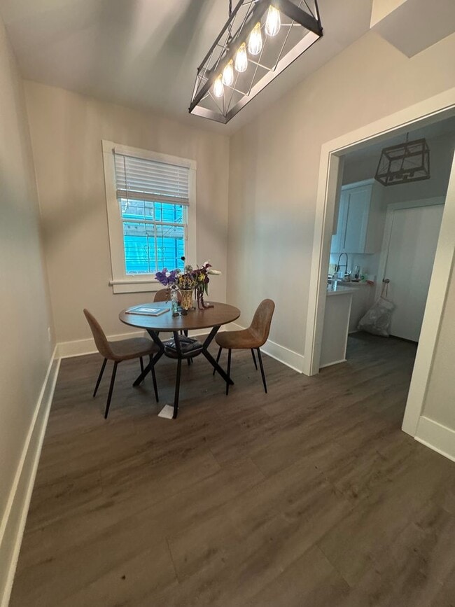 Photo - Renovated 2bed steps from Campus ! August 1 Lease Unidad 1133 Pine Lower Rear / 7212 Oak