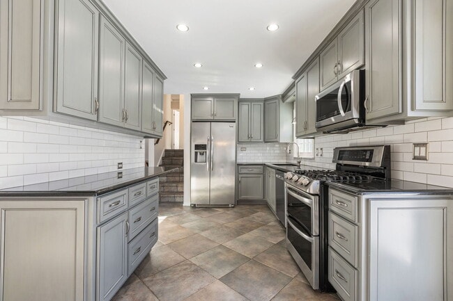 Photo - 28 E 55th St