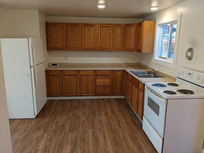 Photo - 590 SE 8th St