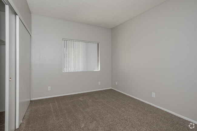 2BR, 2BA - 884 SF