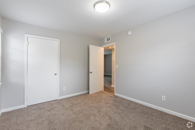 2BR, 1BA - 925SF