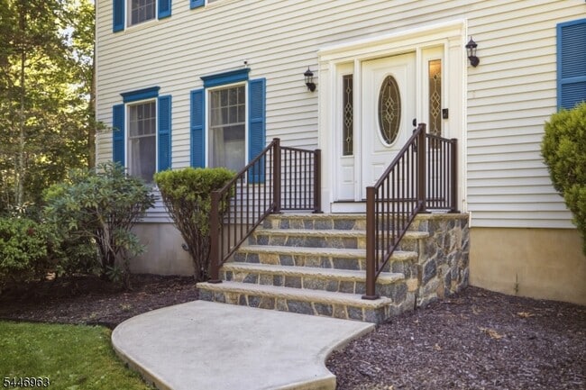 Photo - 2057 Lakeside Dr W