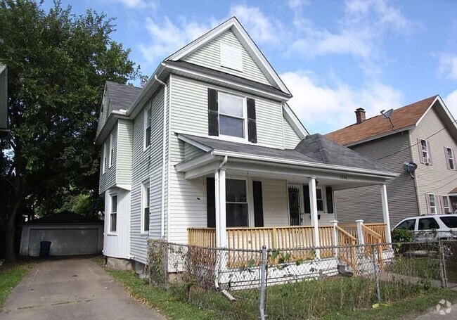 Building Photo - Large house