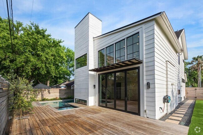 Building Photo - 205 E 25th St Rental