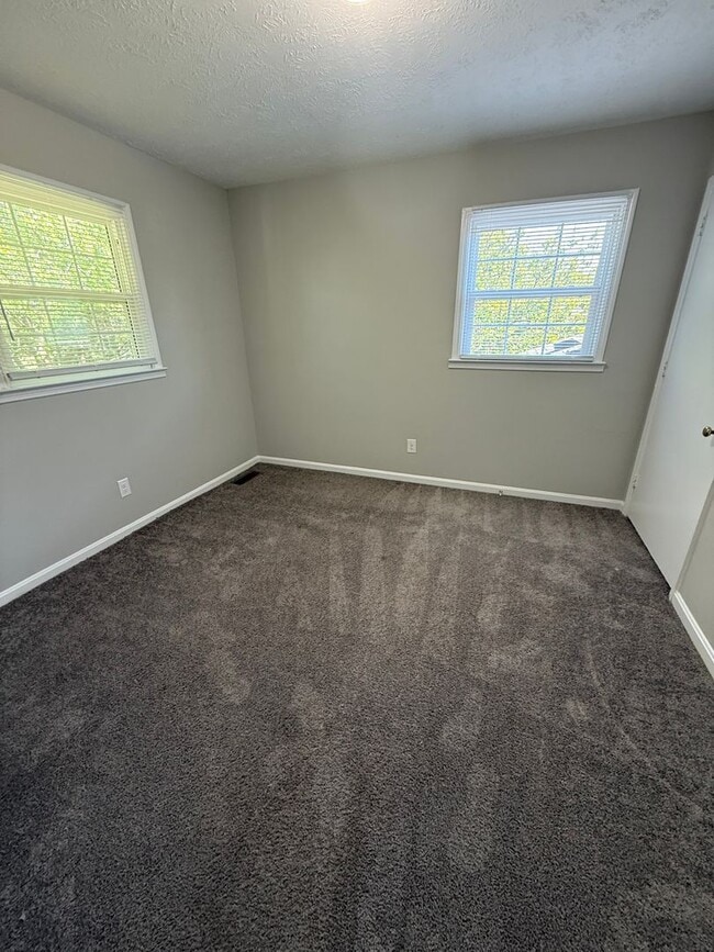 Building Photo - 3-bedroom, 2 full bath duplex in the desirable Lansdowne area