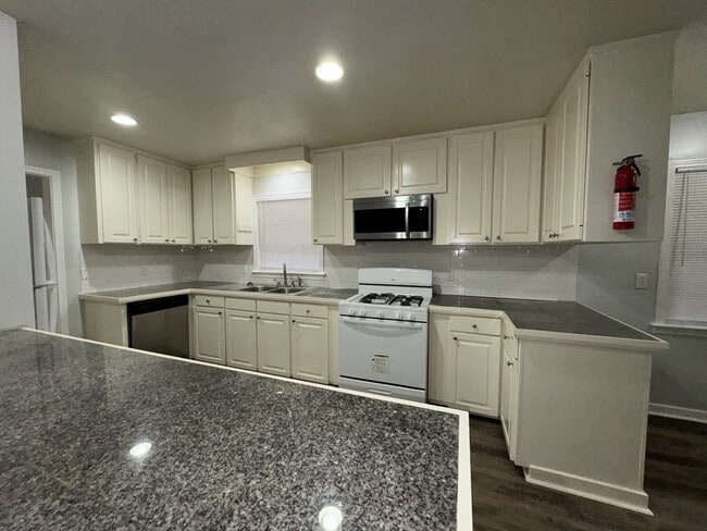 Photo - 304 Colonial Cir