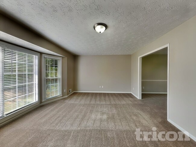 Photo - 425 Monivea Ln