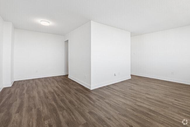 2BR, 1BA - 971SF - Living Room