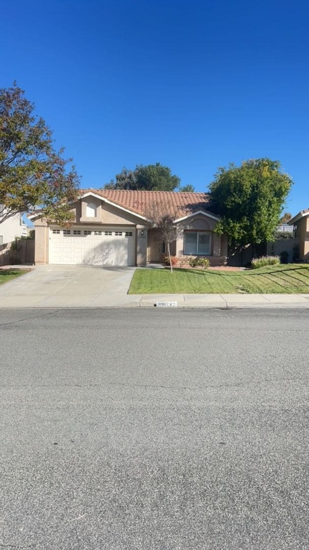 Building Photo - Beautiful Single-Family Home in the Desira...