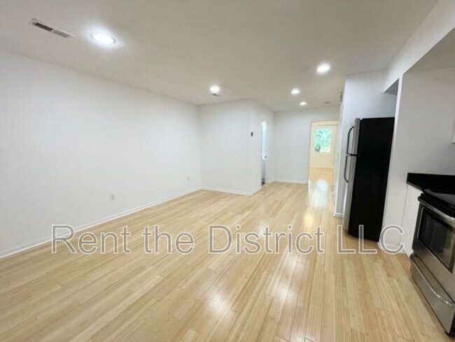 1121 Queen St NE Unit 4