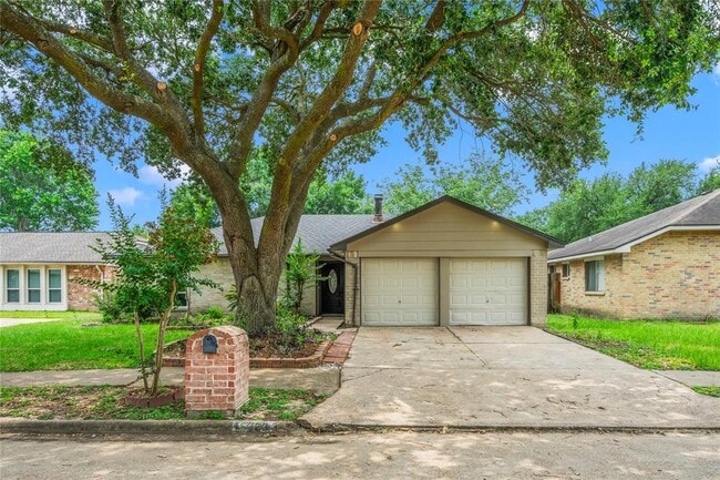 Photo - 16323 Maplemont Dr House