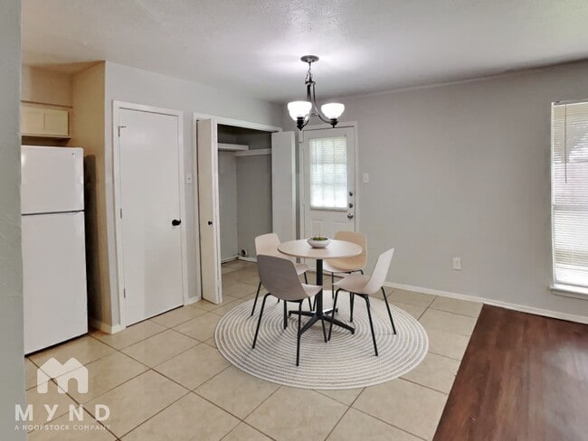 Photo - 7145 Romford Way
