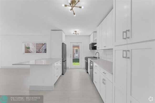 Building Photo - 2750 NE 28th Ct Unit 2n Rental