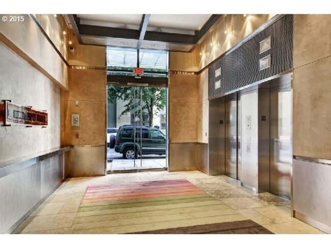 Photo - Elegant Pearl District Residence with Designer Kitchen, Floor-to-Ceiling Windows & Secured Parking