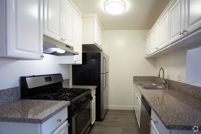 1 habitación, 1 baño, 750 pies cuadrados - Riata at Canoga