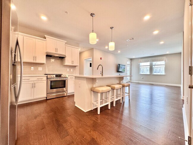 2 Bed, 2 Bath Condo w/ Elevator Close to D... - 2 Bed, 2 Bath Condo w/ Elevator Close to D...