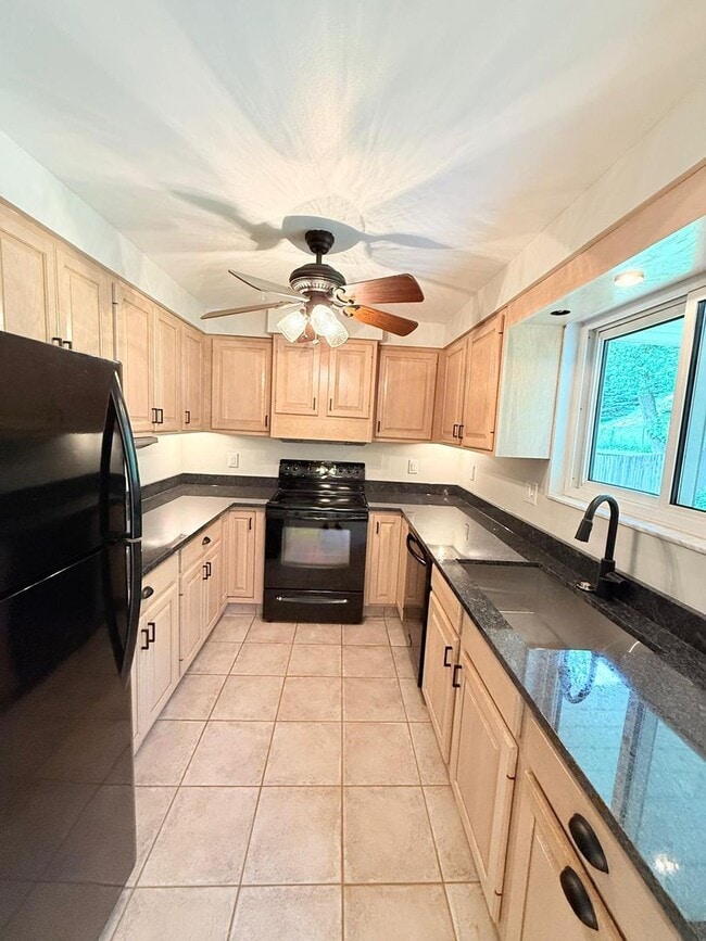 Photo - Spacious 3-Bedroom 1.5 - bathroom Home for Rent