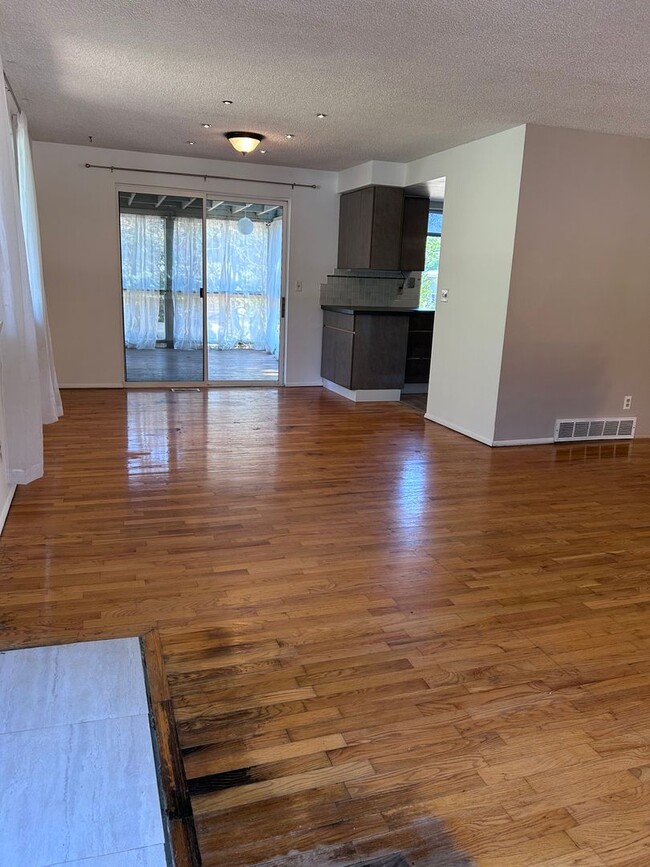 1910 Dogwood Dr SE