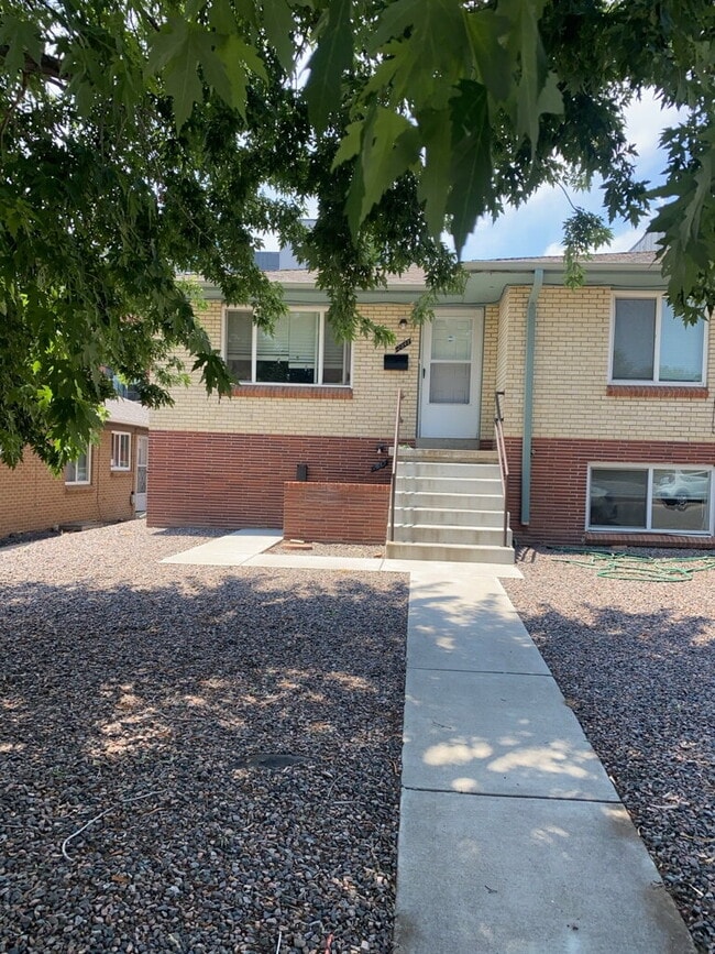 Building Photo - "Charming 2-Bedroom Gem in Denver's Heart with Spacious Layout - 837 Sq Ft of Cozy Living!"