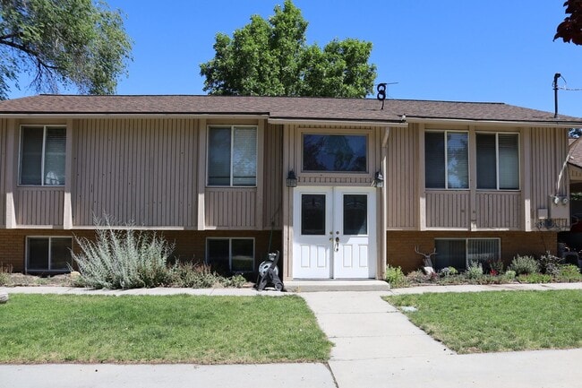 Building Photo - Angle View Duplex Unit Upstairs