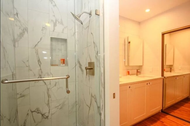 Bathroom 1 - 423 S Rexford Dr Unit 101