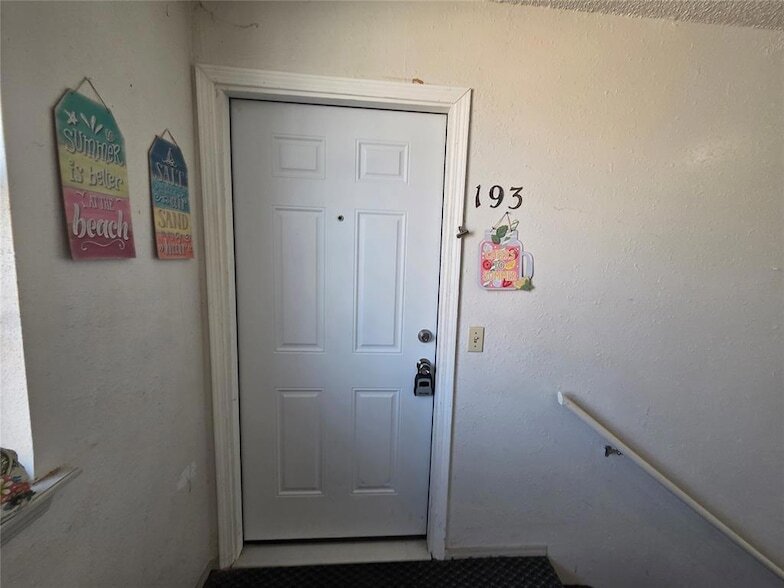 Photo - 401 SE 12th St Unidad 193