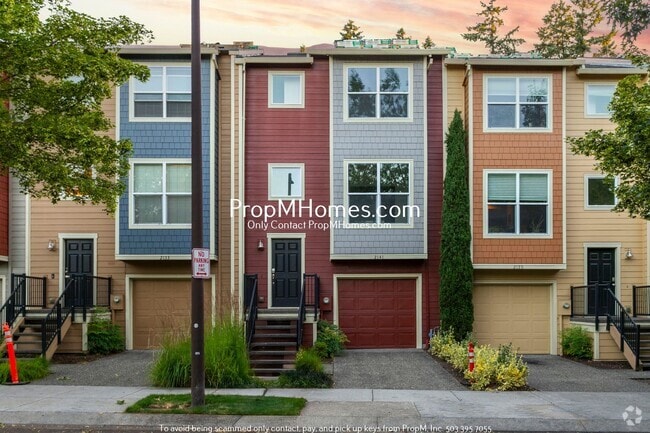 Building Photo - Spacious Townhome in Tanasbourne!