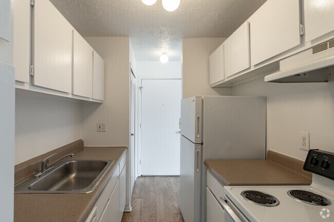 2BR, 1BA - 880SF