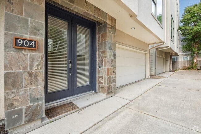 Building Photo - 904 Roy St Rental