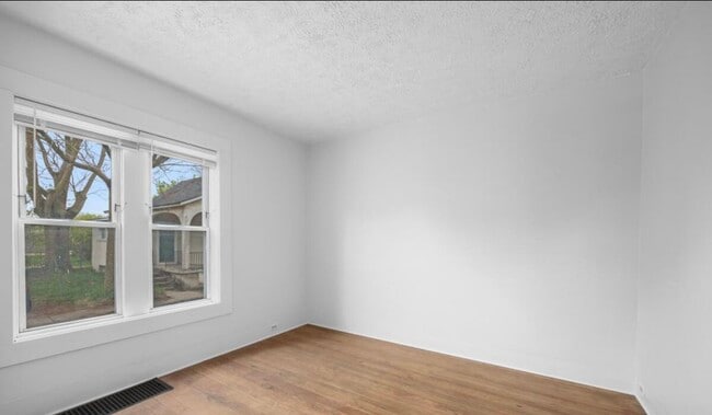 Photo - 911 Zeeland Ct NE