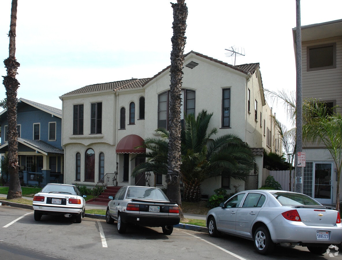 Photo - 230 E 12th St