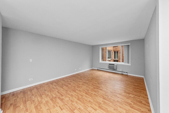 Building Photo - 3815 N Pine Grove Ave Unit 302