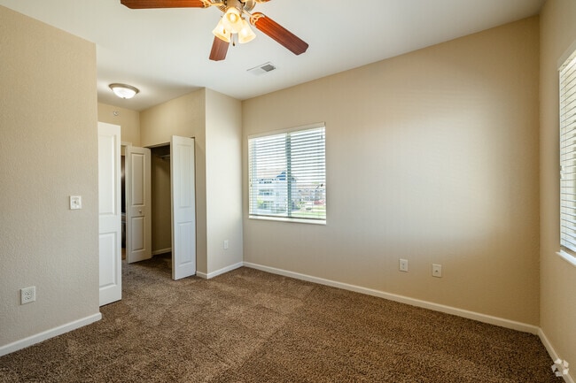 3BR, 2BA - 1,253SF - Master Bedroom - SunSTONE at MarketPlace Apartments