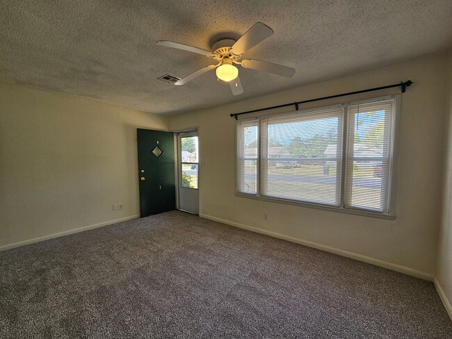 Photo - (2) Bed/(1) Bath Avail NOW!