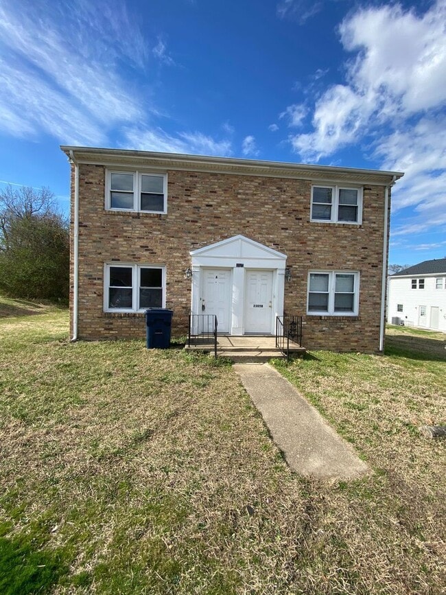 Building Photo - 2305 Poplar St