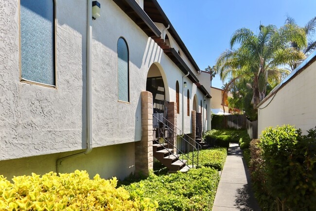Building Photo - Charming 2-bedroom condo - Mission San Jos...