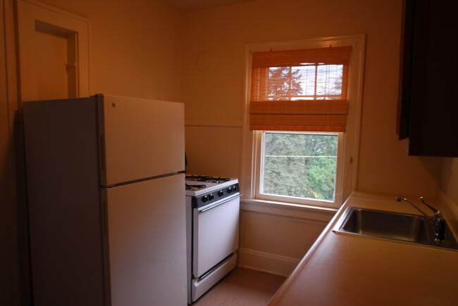 Kitchen - 3102 Troy Ave Unit 3102 Troy Avenue